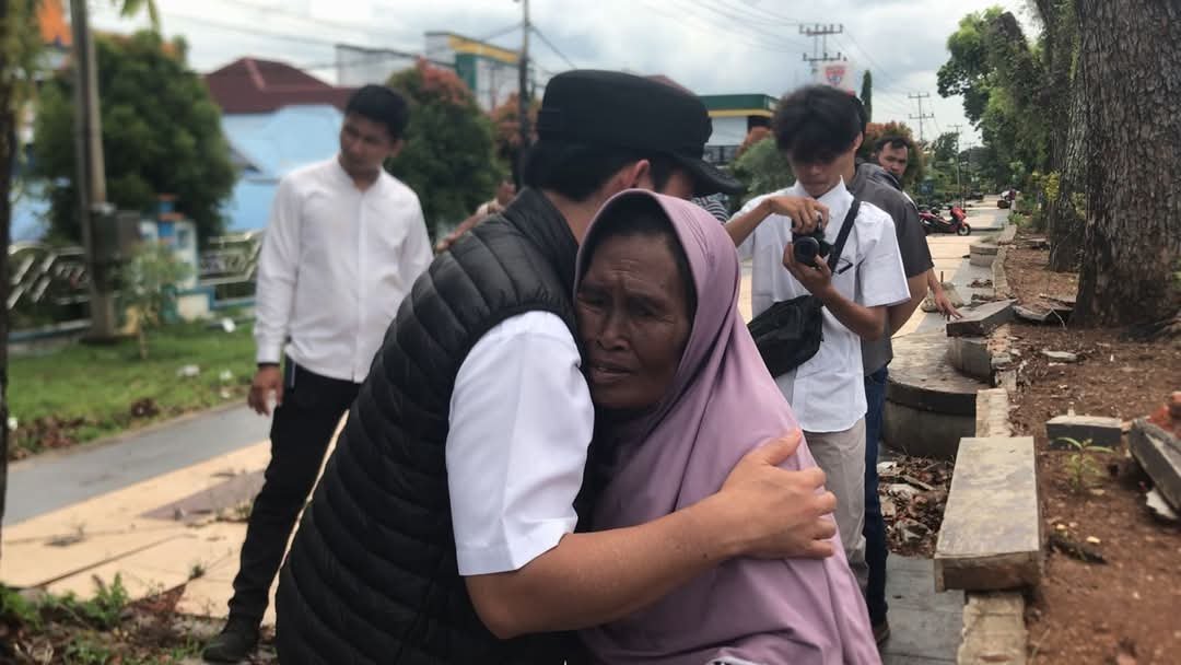 Mengharukan, Pengemis Tua Peluk Wali Kota Bengkulu